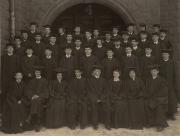 Class of 1904 outside Bosler Hall, 1904