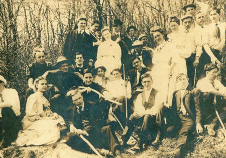 Class of 1906 on a picnic, 1906