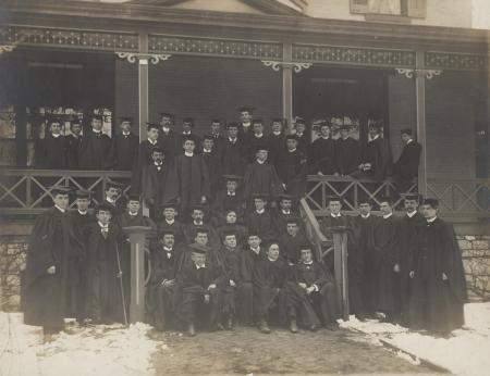 Class of 1898 outside President Reed's house, 1898