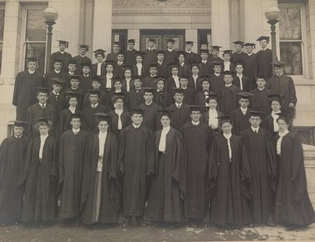 Class of 1909 outside Bosler Memorial Library, 1909