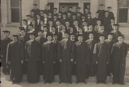 Class of 1910 outside Bosler Memorial Library, 1910