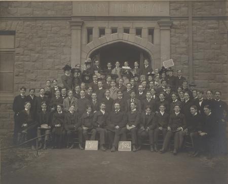 Class of 1902 outside Denny Hall, 1899