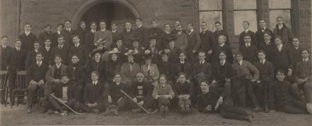 Class of 1905 outside Denny Hall, 1901
