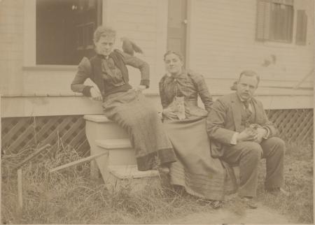 Zatae Longsdorff with sister and husband, 1891