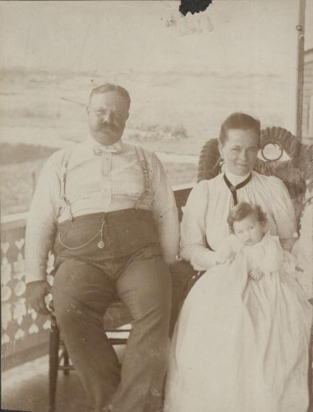 Zatae Longsdorff with daughter and husband, 1900