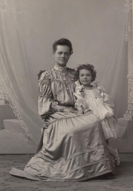 Zatae Longsdorff and daughter, 1904