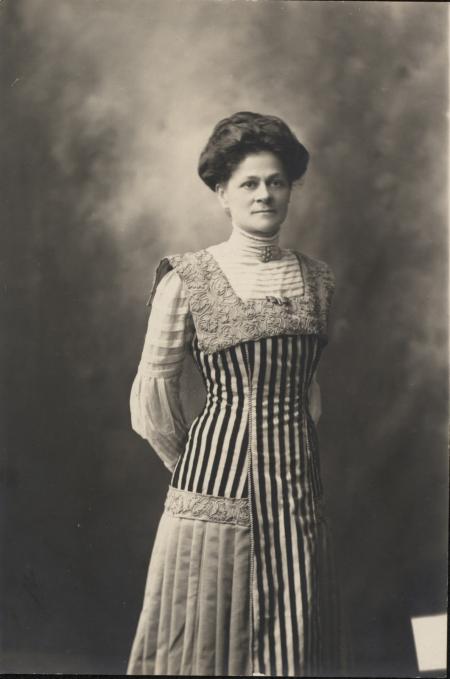 Zatae Longsdorff, c.1905