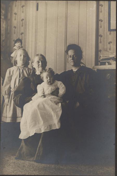 Zatae Longsdorff with daughters and mother, c.1905
