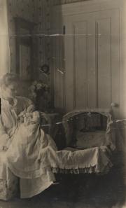 Zatae Longsdorff holding daughter, 1900