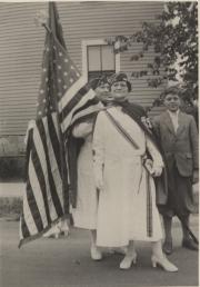 Zatae Longsdorff and son, 1918