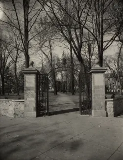 Class of 1900 Gateway, c.1935