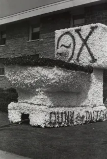 Homecoming spirit display by Theta Chi, 1970