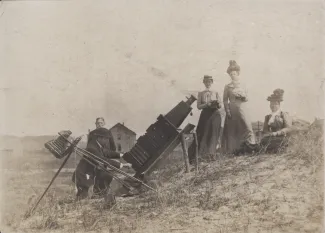 Photographing the solar eclipse, May 28, 1900