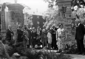 Alumni from Class of 1895 standing in Gateway